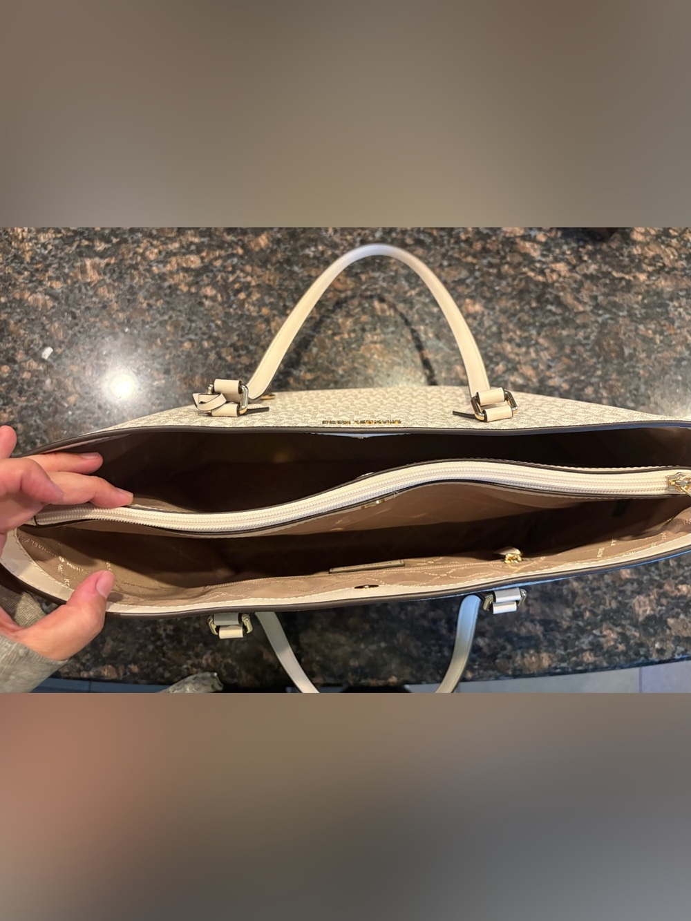 Michael Kors Sheila Large Tote - Picture 3 of 6